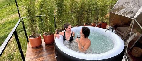 Outdoor spa tub