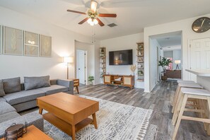 Fernseher, Tischtennisplatte, Bücher