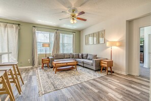 Fernseher, Tischtennisplatte, Bücher