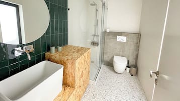 Ducha, artículos de higiene personal ecológicos y secador de pelo
