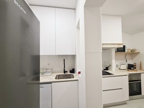 Réfrigérateur, micro-ondes, four, plaque de cuisson