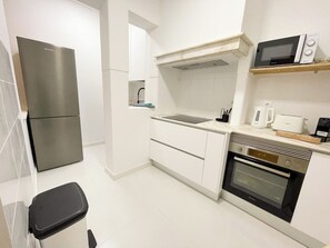 Fridge, microwave, oven, stovetop - Green Guest House. A sua Casa na Figueira da Foz. A 5 min da Praia (Figueira da Foz)