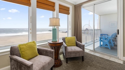 🏖️ Bold and Bright Oceanfront unit on the Boardwalk! Open for Winefest this weekend🏖️