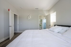 2 slaapkamers, een strijkplank/strijkijzer, reisbedje, gratis wifi