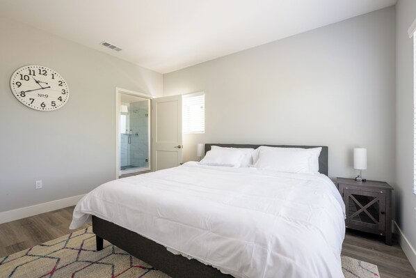 2 chambres, fer et planche à repasser, lit de bébé portatif