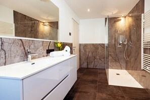 Shower, hair dryer, bidet, towels - Apartment Ramoser Living Deluxe 2 (Sankt Martin in Passeier)