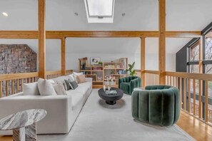 Smart-TV, Kamin, DVD-Player, Bücher