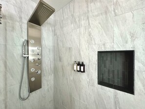 Douche, sĂšche-cheveux, serviettes fournies, savon