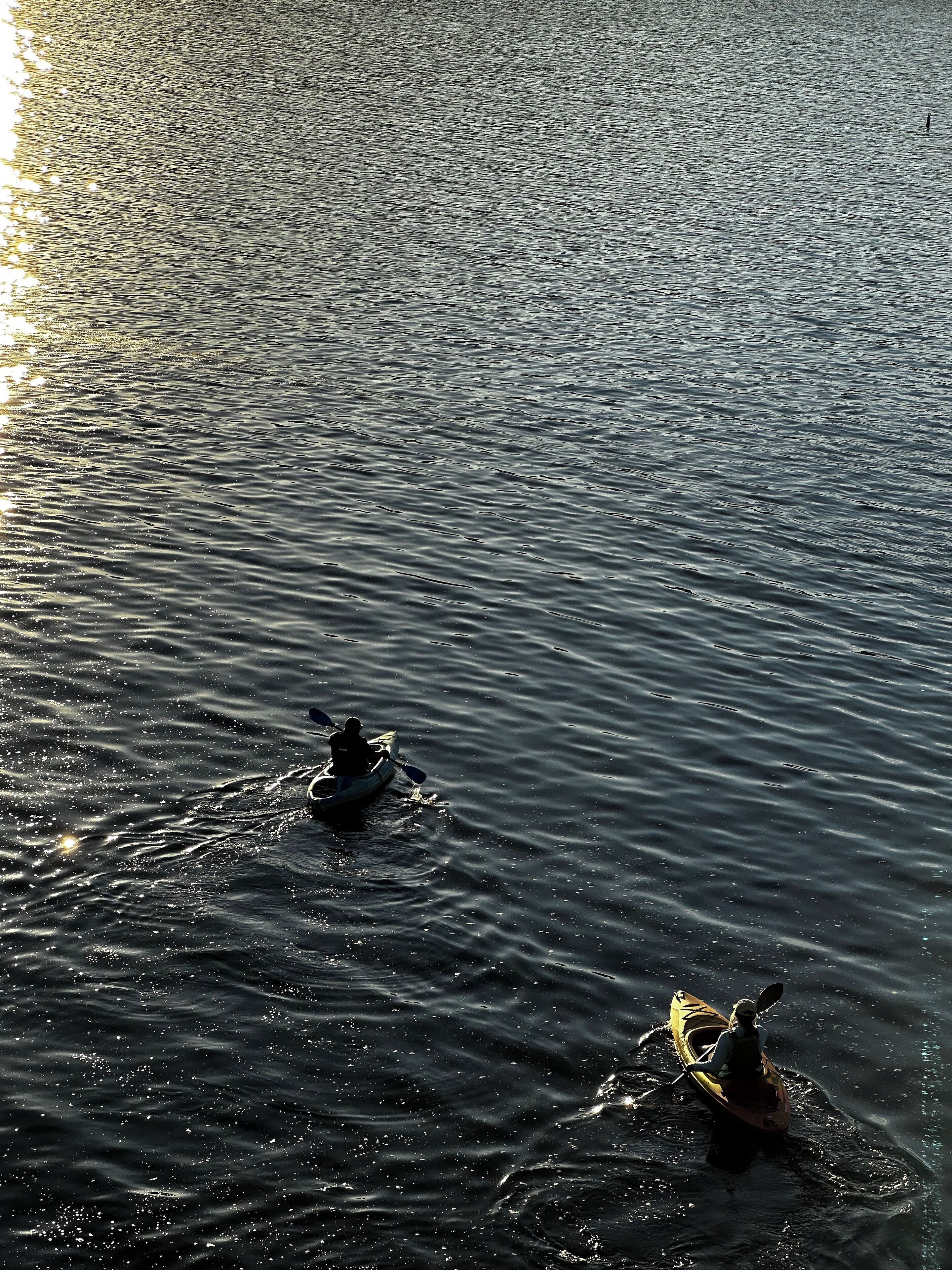Ruhige Wasserfläche mit zwei Kajaks.