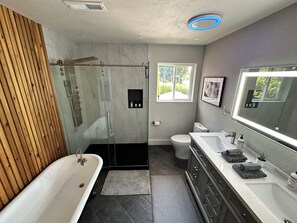 Douche, séchoir à cheveux, serviettes fournies, savon