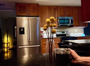 Refrigerador, microondas, horno y parrilla de estufa 