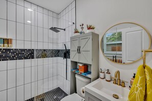 Shower, hair dryer, towels, soap - Coco House rental home sleeps 6, ample outdoor seating, jacuzzi and a golf cart! (San Antonio)