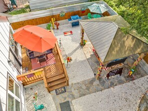 Outdoor dining - Coco House rental home sleeps 6, ample outdoor seating, jacuzzi and a golf cart! (San Antonio)