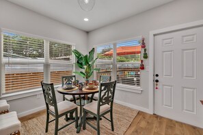 Dining - Coco House rental home sleeps 6, ample outdoor seating, jacuzzi and a golf cart! (San Antonio)
