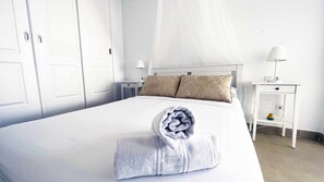 2 bedrooms, desk, iron/ironing board, travel cot - Large Terrace with Sea Views and Pool (Torre De Benagalbon)