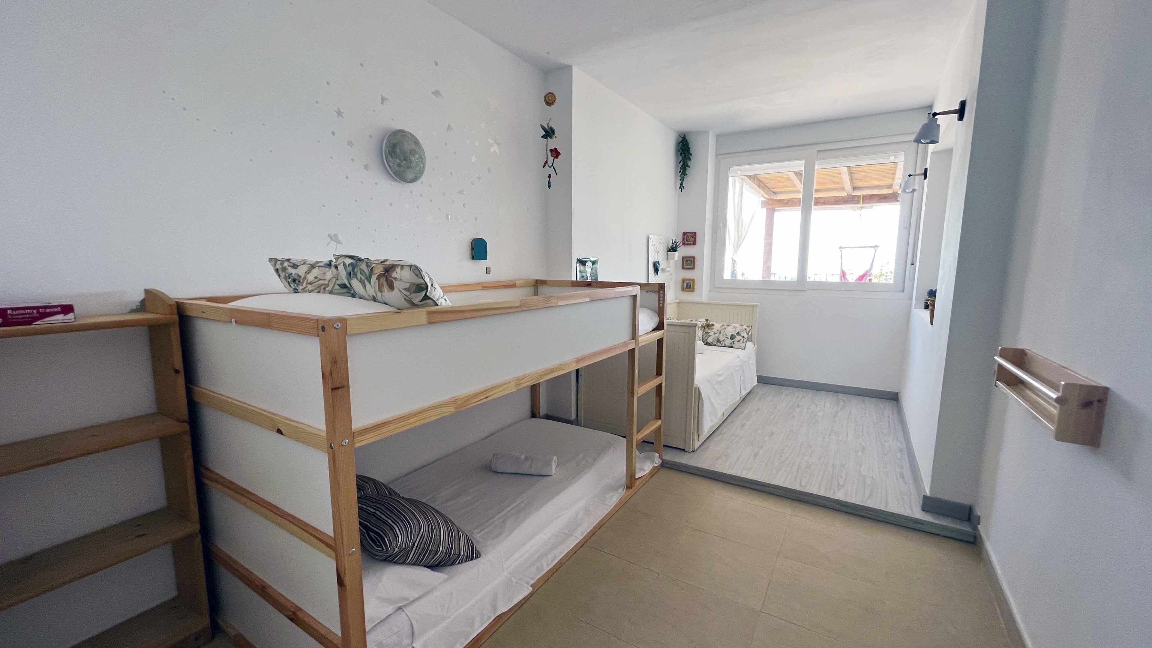 Escritorio, tabla de planchar con plancha, cuna de viaje y wifi gratis 