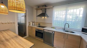 Fridge, microwave, oven, dishwasher - Large Terrace with Sea Views and Pool (Torre De Benagalbon)