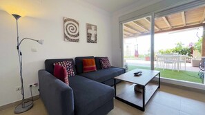 TV - Large Terrace with Sea Views and Pool (Torre De Benagalbon)