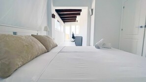 Desk, iron/ironing board, travel cot, free WiFi - Large Terrace with Sea Views and Pool (Torre De Benagalbon)