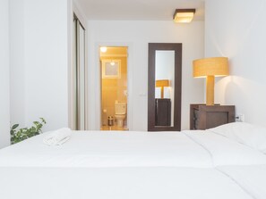 Desk, iron/ironing board, travel cot, free WiFi - Mshome Gran Casa Ríos Rosas (Malaga)