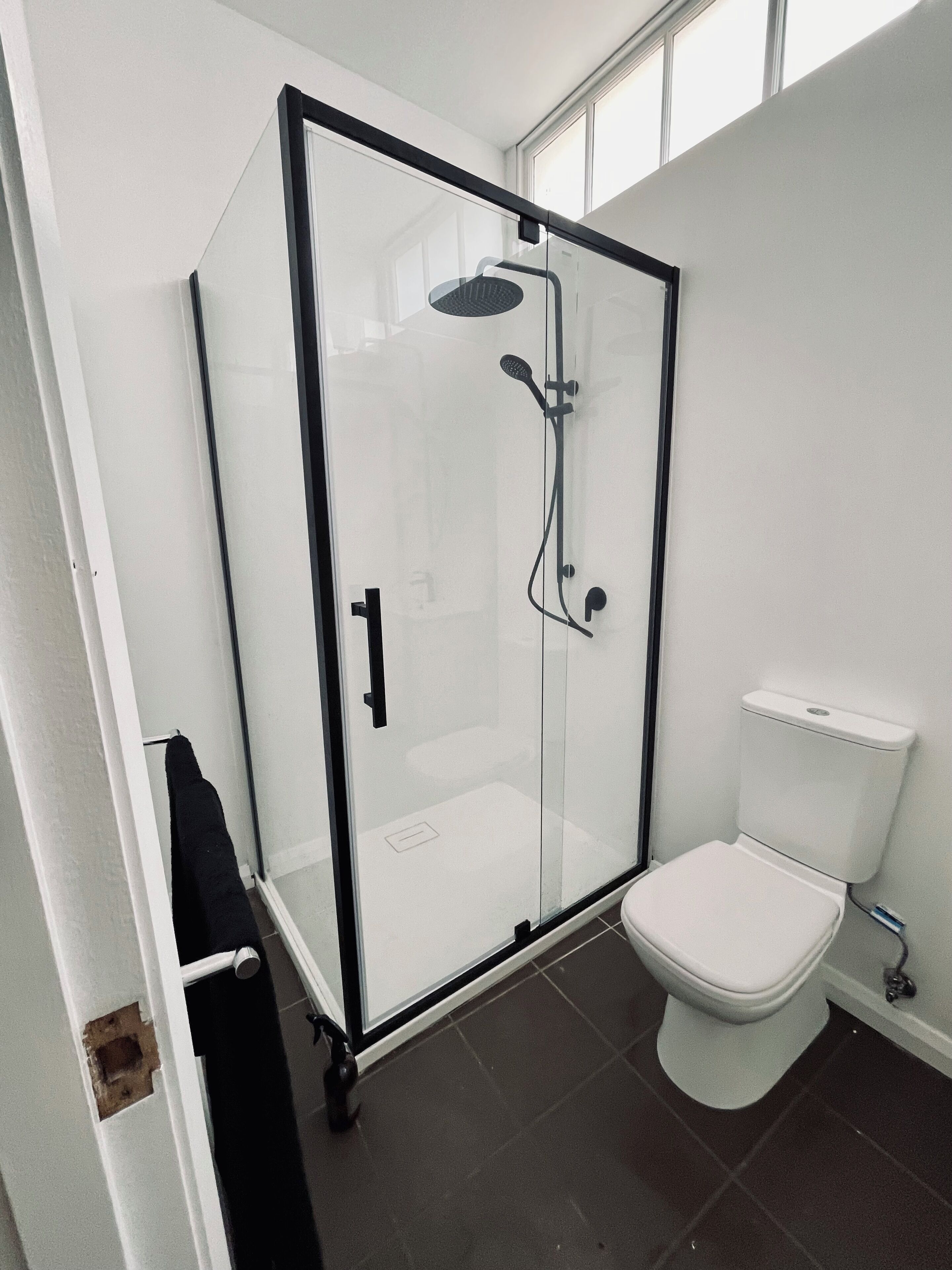 Douche, serviettes fournies, savon, papier toilette
