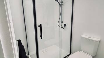 Douche, serviettes fournies, savon, papier toilette