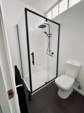Dusche, Handtücher, Seife, Toilettenpapier