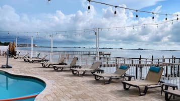 Una piscina al aire libre, una piscina climatizada