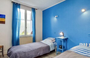2 chambres, fer et planche à repasser, lit de bébé portatif
