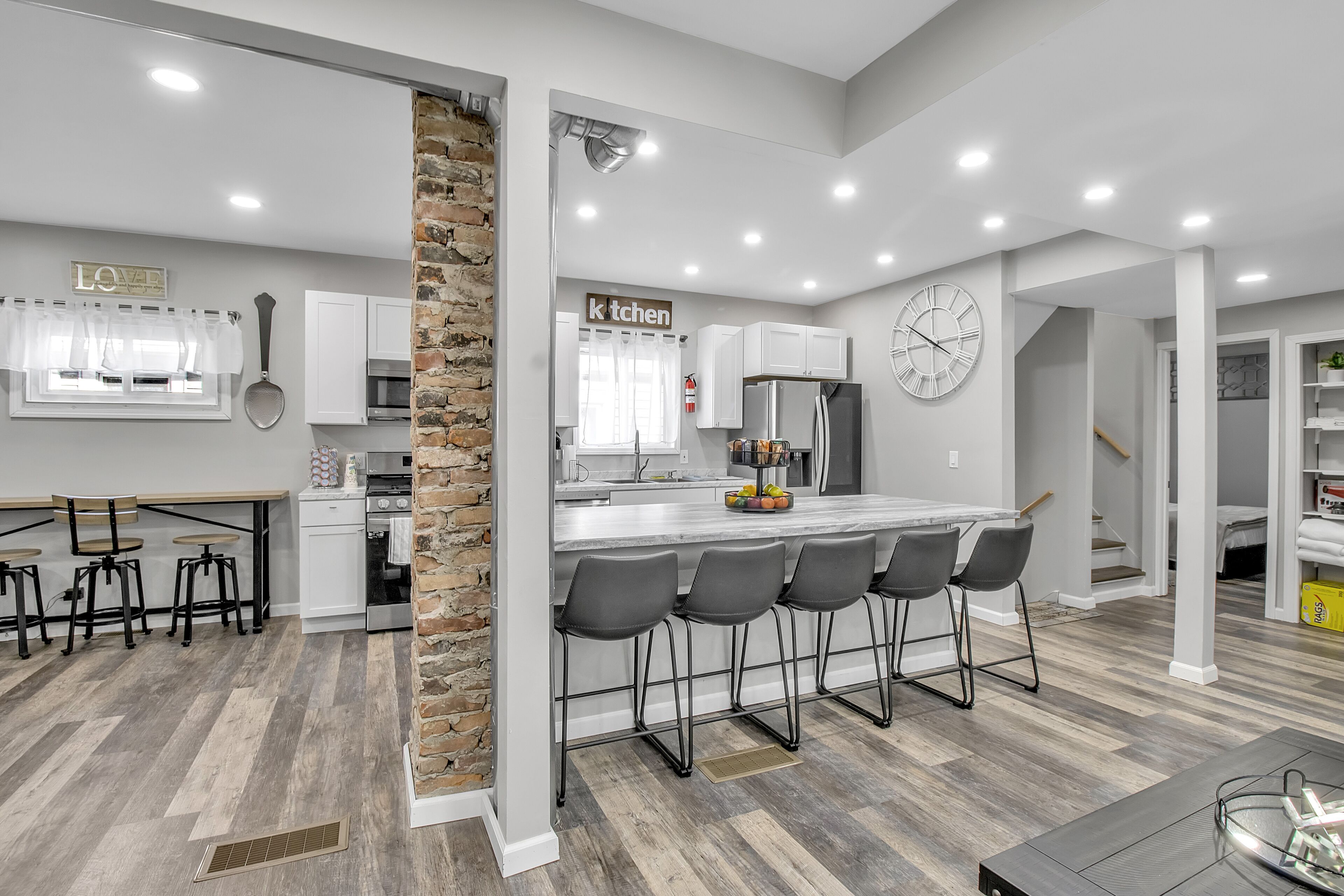 The Mapleridge Retreat, 30 seconds from the 33 expressway.