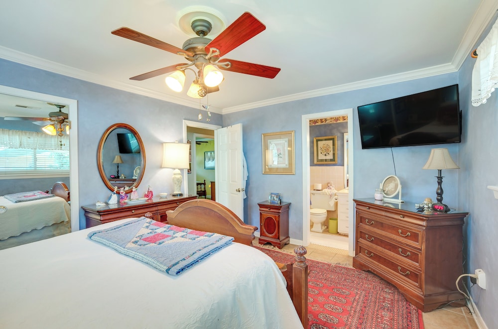 Lovely Bryan Home w/ Deck - 4 Mi to Kyle Field! - Bryan | Vrbo