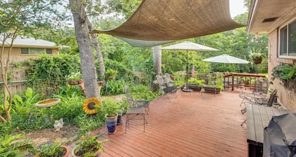 Lovely Bryan Home w/ Deck - 4 Mi to Kyle Field!