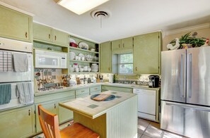 Frigorífic, microones, placa de cuina i rentaplats 