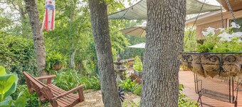 Lovely Bryan Home w/ Deck - 4 Mi to Kyle Field!