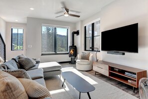 Smart TV, caminetto, videogiochi, libri