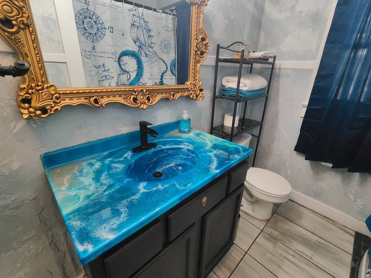 Hårføner, bidé og håndklær