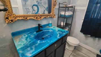 Hårføner, bidé og håndklær