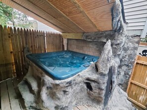Outdoor spa tub