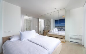 3 bedrooms, in-room safe, iron/ironing board, travel crib