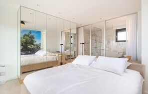 3 室のベッドルーム、セーフティボックス (室内)、アイロン / アイロン台、旅行用ベビーベッド