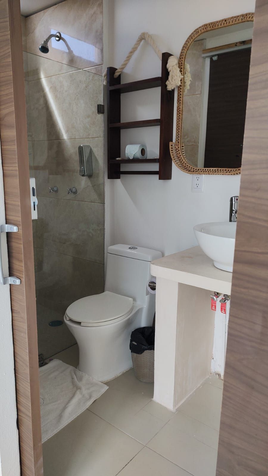 Ein Badezimmer mit Dusche, Toilette und Waschbecken.