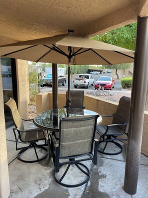 Outdoor dining - NEW Renovated Luxury Condo at the Tanque Verdes (Tucson)