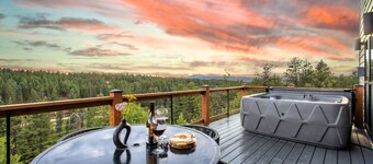 Mountain & Pond Views, Hot Tub, Loft+3BR, Stargazing, Kid + Dog Friendly