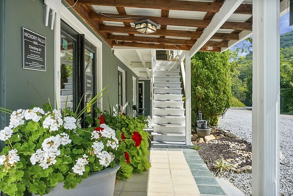 Exterior - Hickory Falls Inn (Chimney Rock)