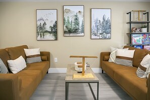 Lounge - Hickory Falls Inn (Chimney Rock)