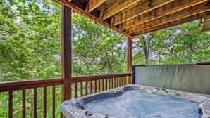 Outdoor spa tub - Mountain Vacation Time! 2 miles to GSMNP@ Line Springs~Hot Tub~Games~2 Decks (Sevierville)