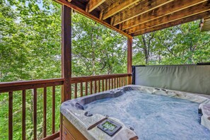 Outdoor spa tub - Mountain Time! 2 miles to GSMNP~Close to PF & Townsend~Hot Tub~2 Decks (Sevierville)
