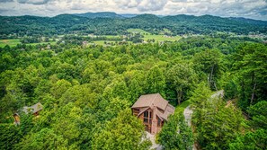 Exterior - Mountain Time! 2 miles to GSMNP~Close to PF & Townsend~Hot Tub~2 Decks (Sevierville)