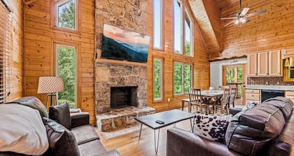 Mountain Vacation Time! 2 miles to GSMNP@ Line Springs~Hot Tub~Games~2 Decks