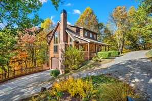 Exterior - Cozy & Secluded Retreat~Perfect for Families & Friends~Hot Tub~2 Decks~Fast WiFi (Sevierville)